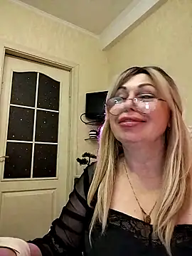 Snapshot of SusieNoreen chatting on 10.13.25 SusieNoreen online show from 10.13.25