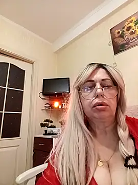 Snapshot of SusieNoreen chatting on 10.22.25 SusieNoreen online show from 10.22.25