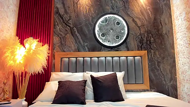 Snapshot of BellaPeers_ chatting on 12.16.25 BellaPeers online show from 12.16.25