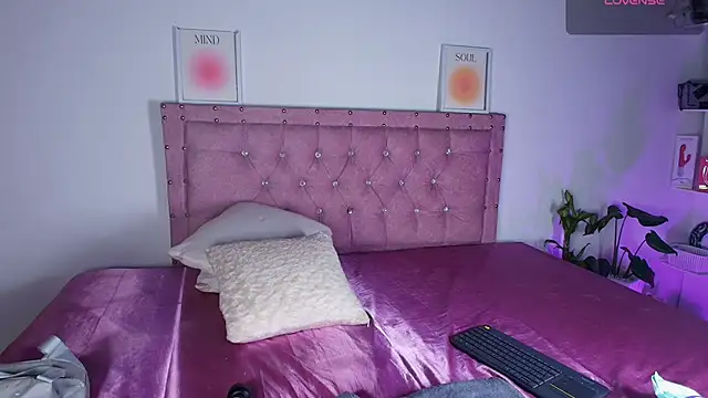 April Scarlett online show from 11.05.25