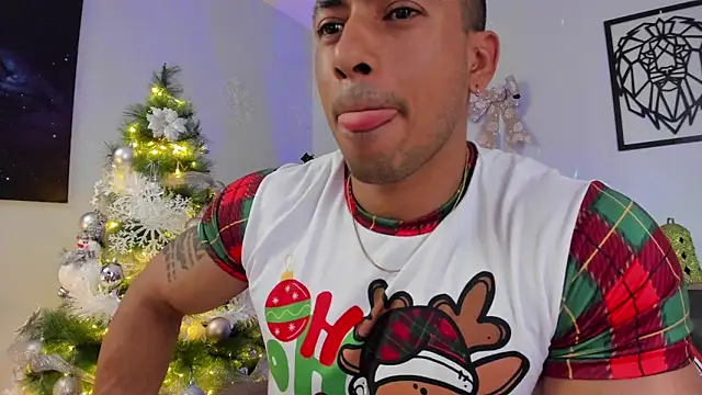 Snapshot of aaroncolombia chatting on 12.10.24 aaroncolombia online show from 12.10.24