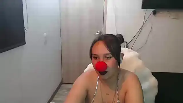 Snapshot of Skarlet_Adams28 chatting on 10.31.25 Skarlet Adams28 online show from 10.31.25