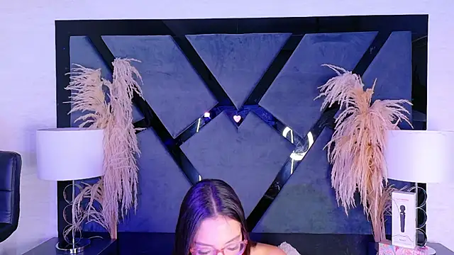 Snapshot of KylieWhite chatting on 11.30.25 KylieWhite online show from 11.30.25