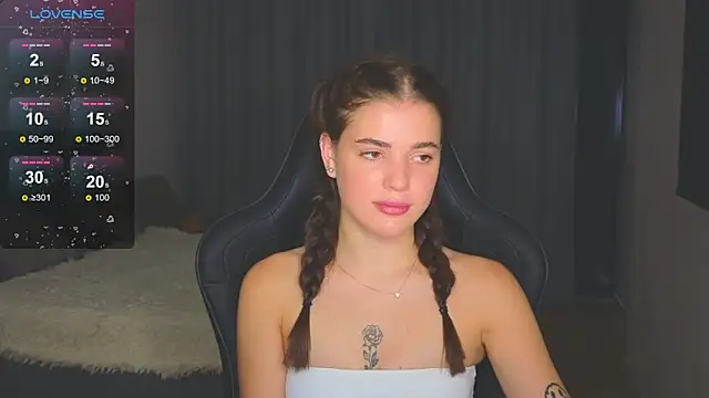 Snapshot of adrianawow1 chatting on 10.28.25 adrianawow1 online show from 10.28.25