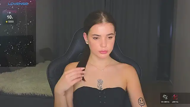 Snapshot of adrianawow1 chatting on 10.30.25 adrianawow1 online show from 10.30.25