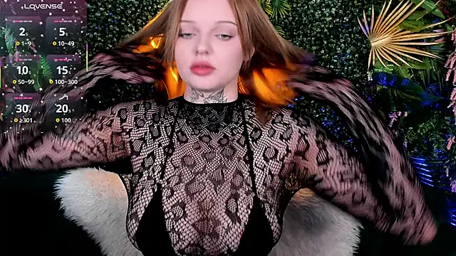 Snapshot of SherriMartinez chatting on 11.28.25 SherriMartinez online show from 11.28.25