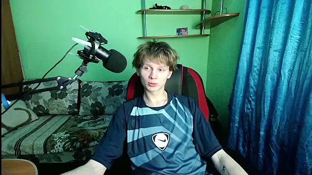 Snapshot of fameboyboo chatting on 12.01.25 fameboyboo online show from 12.01.25