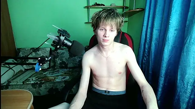 Snapshot of fameboyboo chatting on 12.04.25 fameboyboo online show from 12.04.25