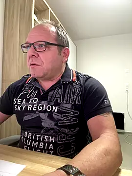 coupleLatinaLovers online show from 12.17.25