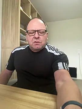 Snapshot of coupleLatinaLovers chatting on 02.20.26 coupleLatinaLovers online show from 02.20.26