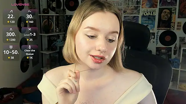 Snapshot of AdeleLoomis chatting on 03.20.25 AdeleLoomis online show from 03.20.25