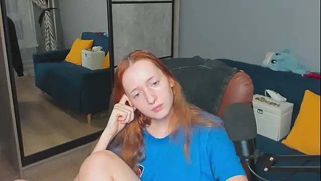 Snapshot of OddlyFamiliar chatting on 09.23.25 OddlyFamiliar online show from 09.23.25