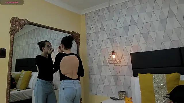 Snapshot of JustinePerry chatting on 10.18.25 JustinePerry online show from 10.18.25