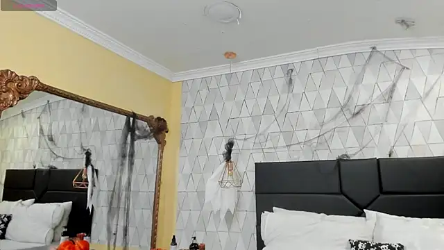 Snapshot of JustinePerry chatting on 11.03.25 JustinePerry online show from 11.03.25