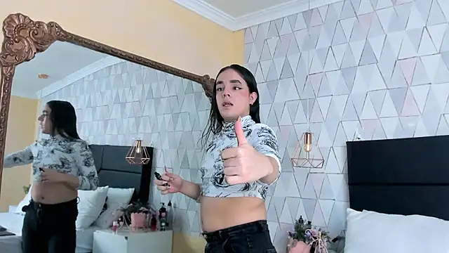 Snapshot of JustinePerry chatting on 04.12.26 JustinePerry online show from 04.12.26