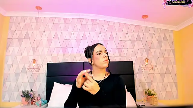 Snapshot of JustinePerry chatting on 04.14.26 JustinePerry online show from 04.14.26