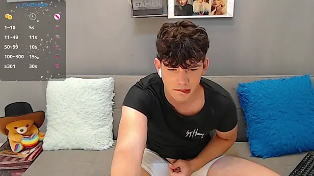 Snapshot of Angelo-cianuro- chatting on 01.04.25 Angelo-cianuro- online show from 01.04.25