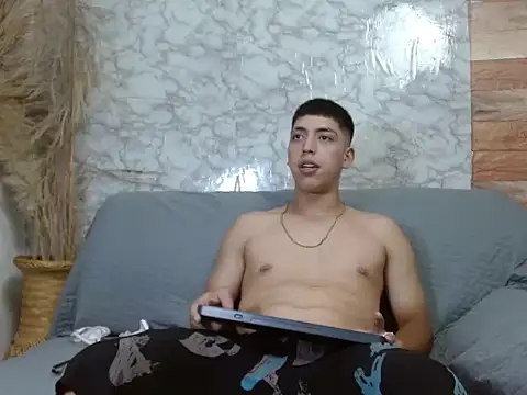 Snapshot of aaron_antonella_mds chatting on 10.19.25 aaron antonella mds online show from 10.19.25