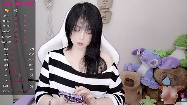 Snapshot of Vaness-a chatting on 01.20.25 Vaness-a online show from 01.20.25