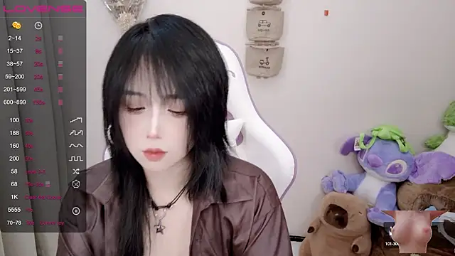 Snapshot of Vaness-a chatting on 03.04.25 Vaness-a online show from 03.04.25