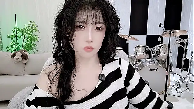 Snapshot of Vaness-a chatting on 10.18.25 Vaness-a online show from 10.18.25