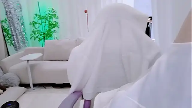 Snapshot of Vaness-a chatting on 11.16.25 Vaness-a online show from 11.16.25