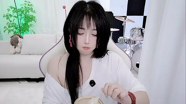 Snapshot of Vaness-a chatting on 11.18.25 Vaness-a online show from 11.18.25