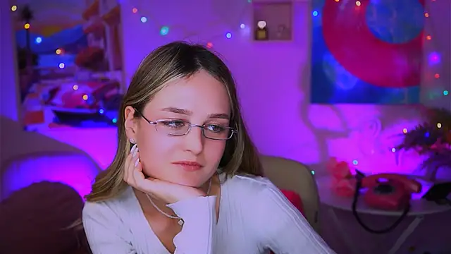 Snapshot of DeboraLarson chatting on 12.25.24 DeboraLarson online show from 12.25.24