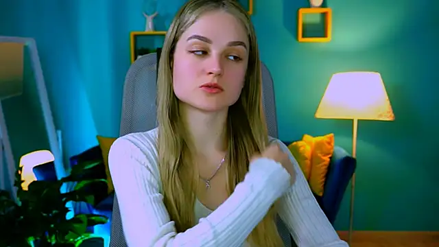 Snapshot of DeboraLarson chatting on 03.09.25 DeboraLarson online show from 03.09.25