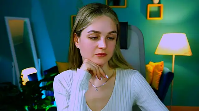 Snapshot of DeboraLarson chatting on 03.09.25 DeboraLarson online show from 03.09.25