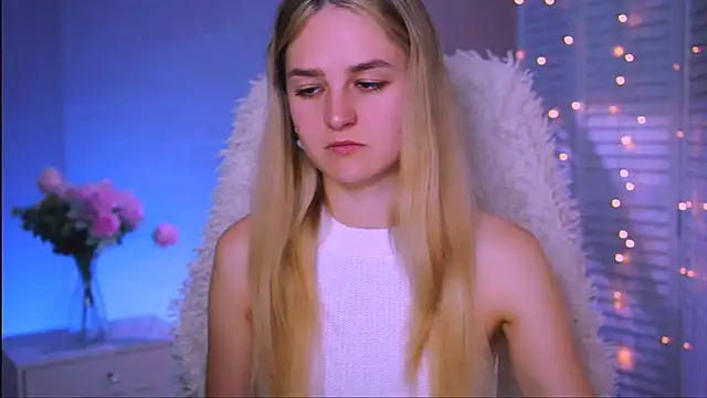 Snapshot of DeboraLarson chatting on 10.03.25 DeboraLarson online show from 10.03.25