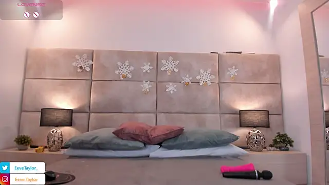 Eevee Taylor online show from 12.23.25