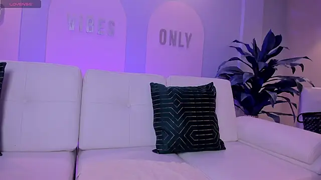 StacyWoods online show from 04.07.26