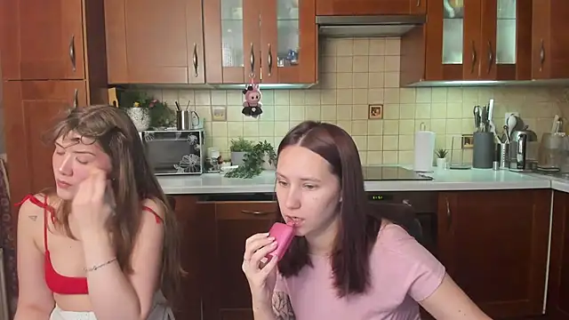 Snapshot of HotCaramellsTV chatting on 05.07.26 HotCaramellsTV online show from 05.07.26