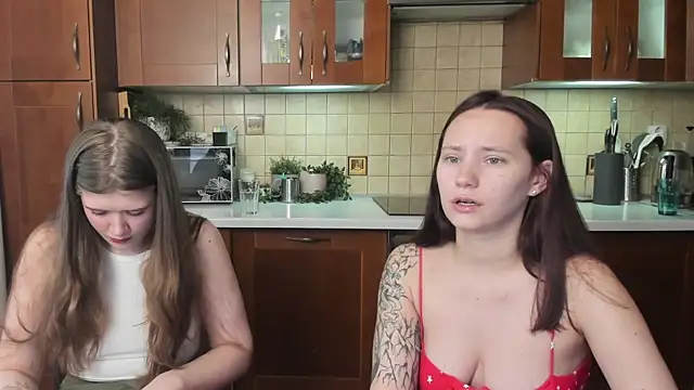 Snapshot of HotCaramellsTV chatting on 06.08.26 HotCaramellsTV online show from 06.08.26