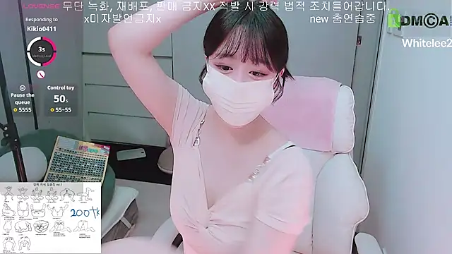 Snapshot of whitelee2 chatting on 12.01.25 whitelee2 online show from 12.01.25