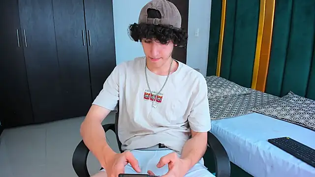 Snapshot of Kerverr_ chatting on 09.11.25 Kerverr online show from 09.11.25