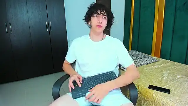 Snapshot of Kerverr_ chatting on 10.04.25 Kerverr online show from 10.04.25