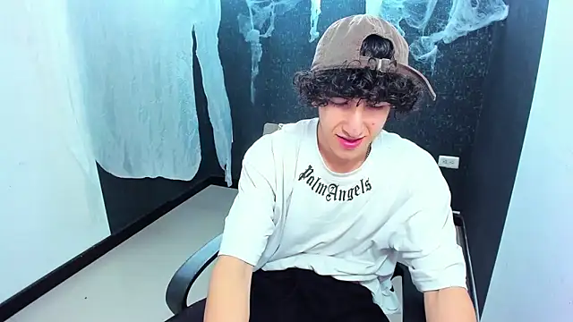 Snapshot of Kerverr_ chatting on 10.11.25 Kerverr online show from 10.11.25