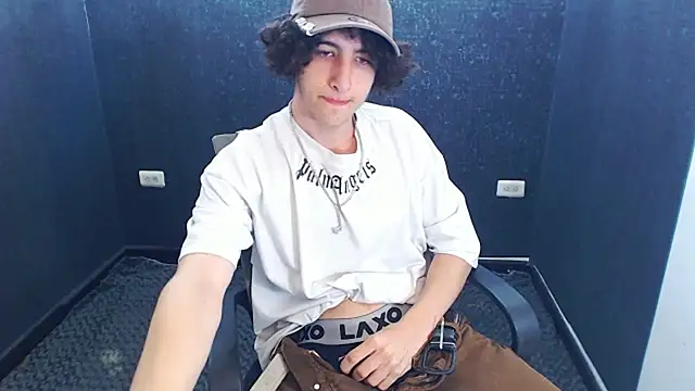 Snapshot of Kerverr_ chatting on 11.06.25 Kerverr online show from 11.06.25