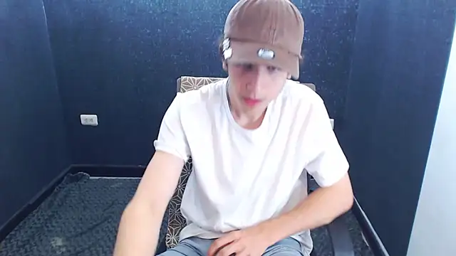 Snapshot of Kerverr_ chatting on 11.08.25 Kerverr online show from 11.08.25