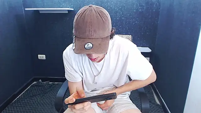 Snapshot of Kerverr_ chatting on 11.25.25 Kerverr online show from 11.25.25