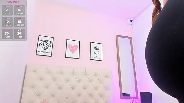 ElisabethMassey online show from 11.26.25