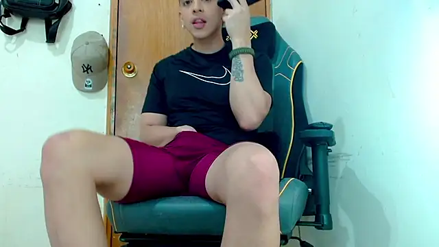 Snapshot of Danyer33 chatting on 02.25.26 Danyer33 online show from 02.25.26