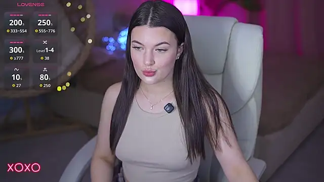 Snapshot of YourLolaBunny chatting on 04.13.26 YourLolaBunny online show from 04.13.26