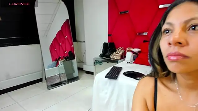 Snapshot of AmiraDulcee chatting on 10.27.25 AmiraDulcee online show from 10.27.25