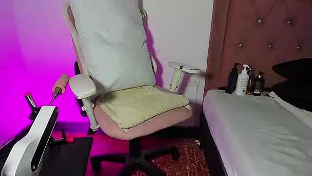 Snapshot of kyliestteel chatting on 02.24.25 kyliestteel online show from 02.24.25