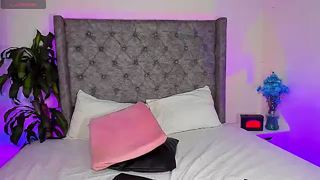 Snapshot of astridjonness chatting on 02.20.25 astridjonness online show from 02.20.25