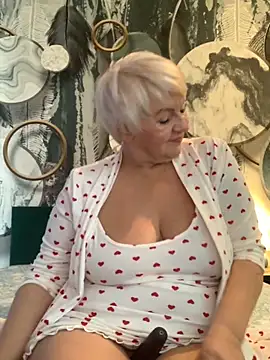 Snapshot of Laura_Millf chatting on 10.28.25 Laura Millf online show from 10.28.25