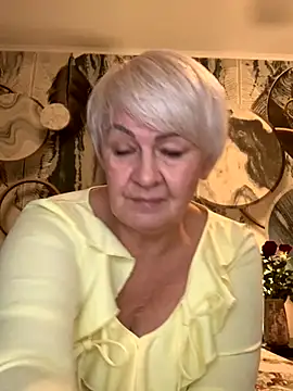 Snapshot of Laura_Millf chatting on 11.08.25 Laura Millf online show from 11.08.25